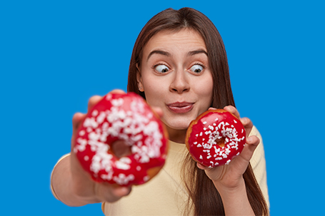 хочется сладкого. человек с едой. девушка с десертом. почему хочется сладкого причины. дети и сладкое.